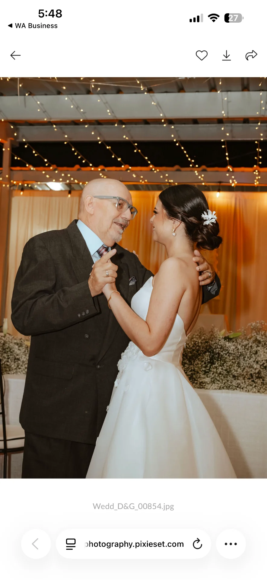 Novia bailando con un familiar durante la recepción