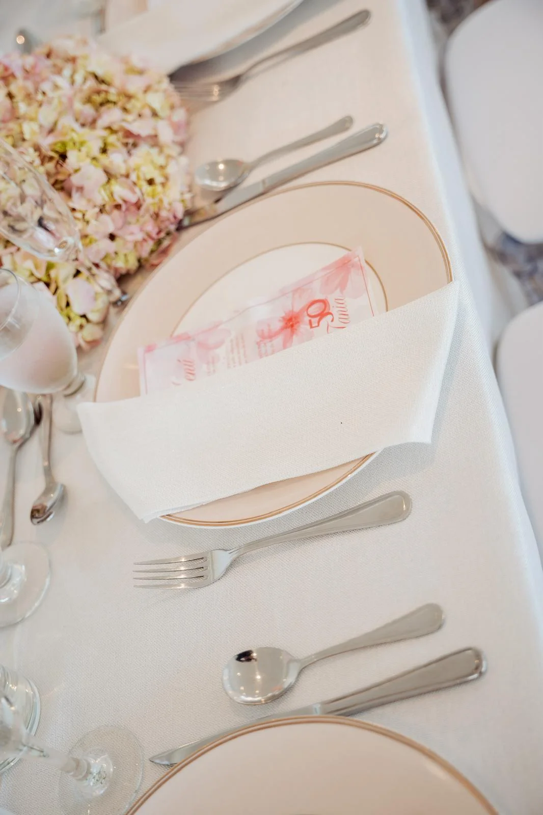 Plato de mesa personalizado con detalle floral rosado