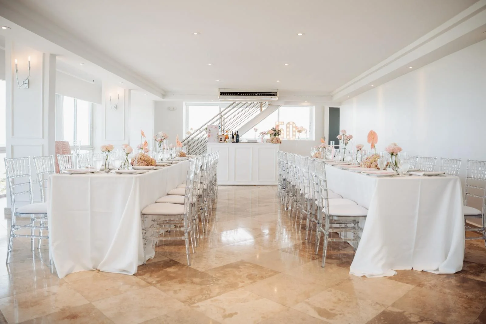 Salón preparado para una celebración frente al mar