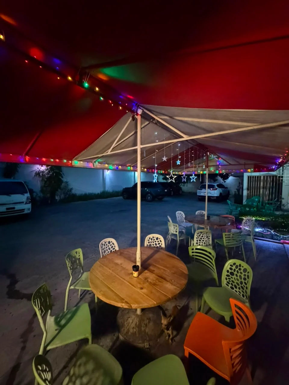 Terraza real de Casa Teresa bajo el toldo iluminado