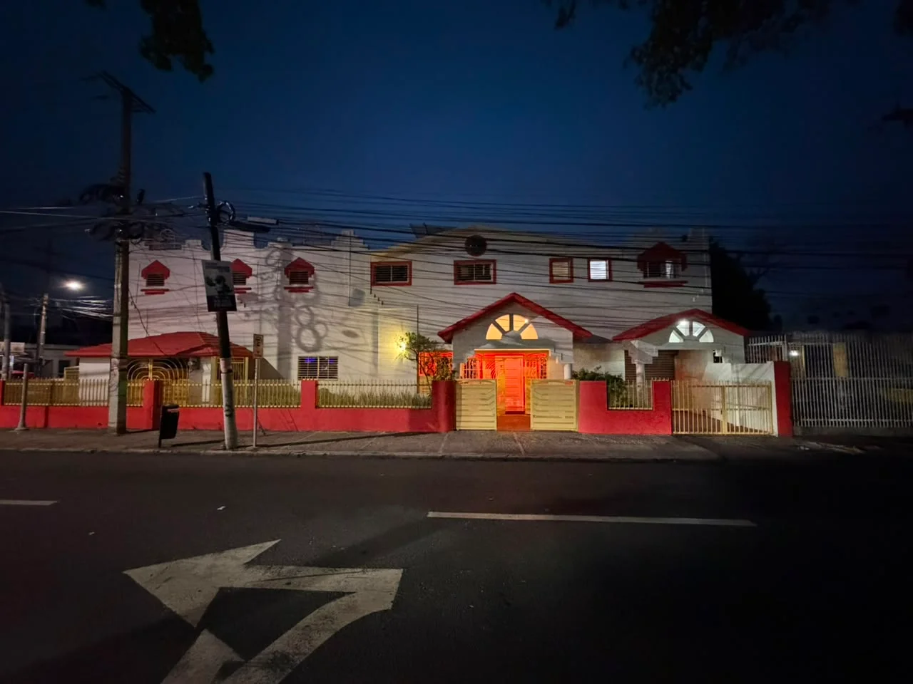 Fachada real de Casa Teresa Piano Bar durante la noche