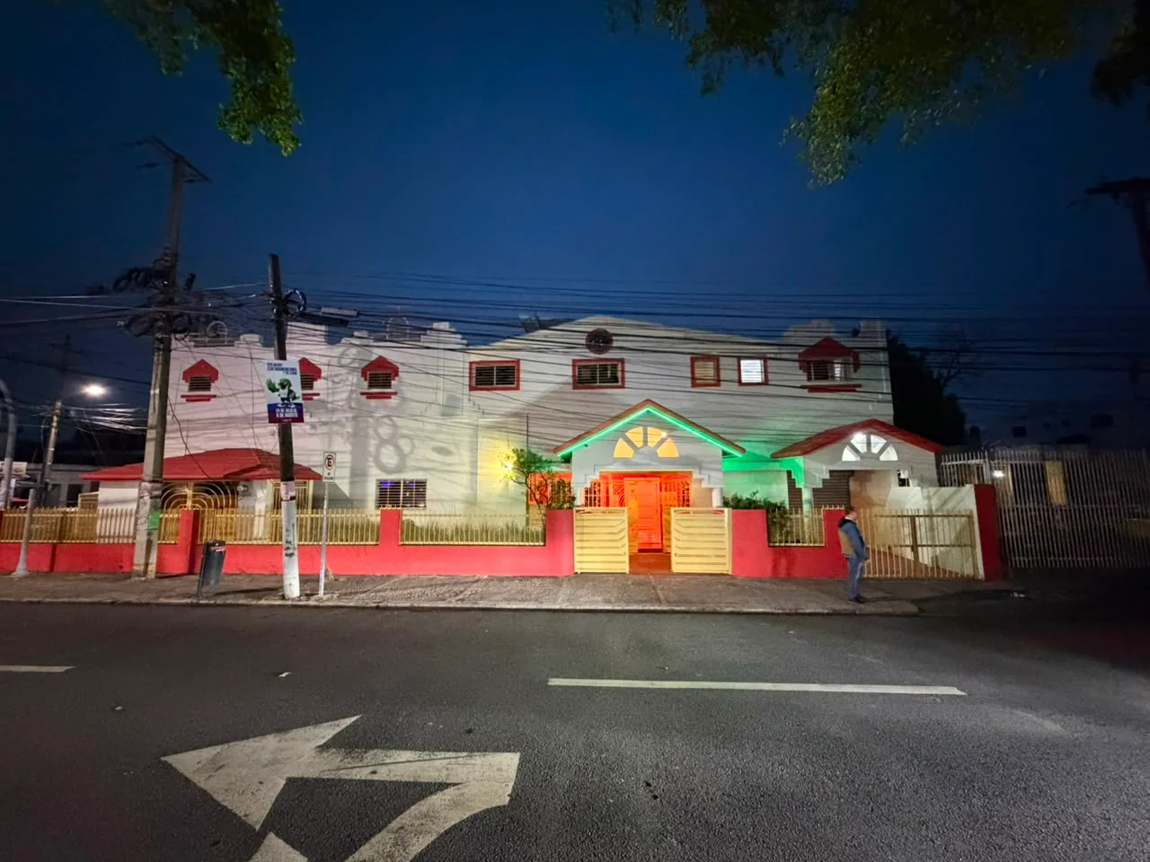 Fachada iluminada de Casa Teresa Piano Bar
