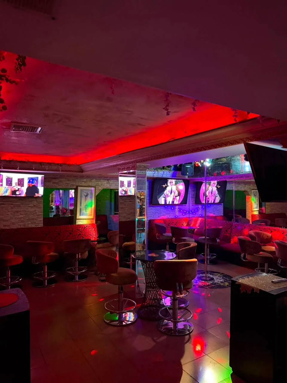 Salón principal real de Casa Teresa con iluminación roja