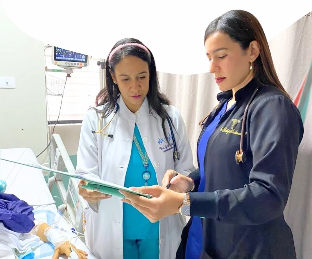 Médico acompañando con empatía a una paciente