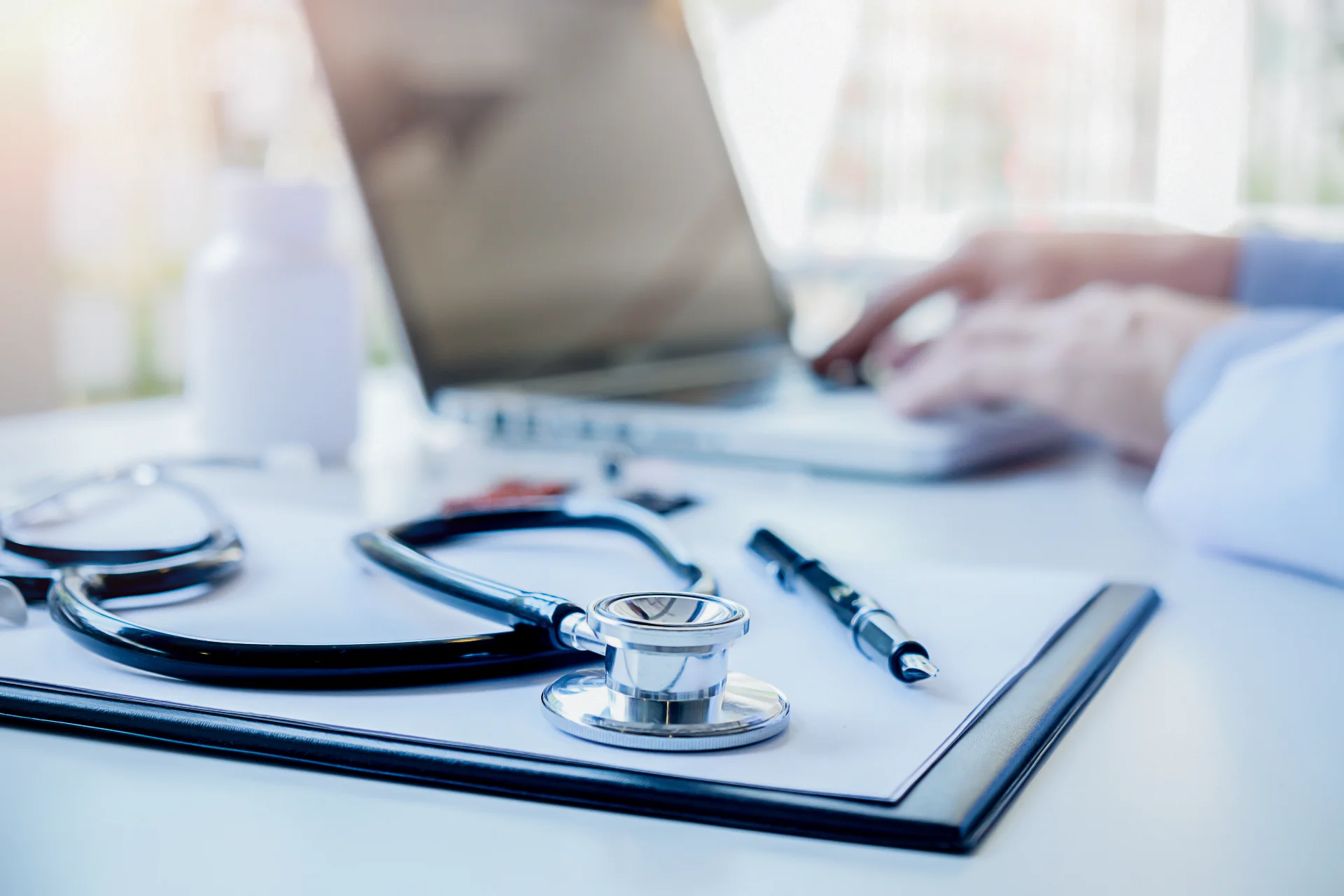 Equipo cardiovascular en una sala de procedimientos de alta tecnología
