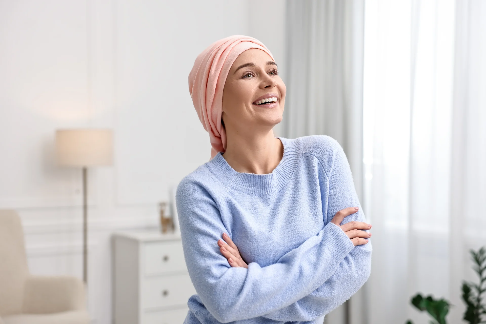 Doctora orientando a paciente de cáncer con apoyo familiar