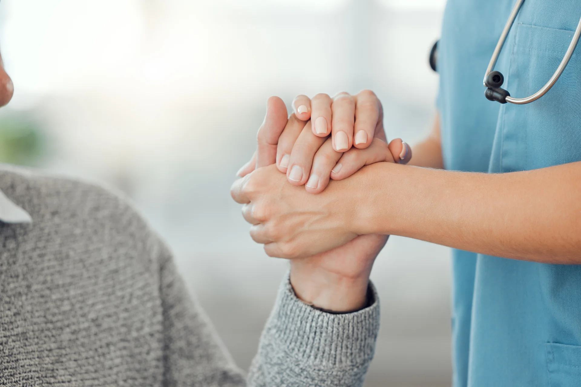 Profesional de salud consolando a una paciente