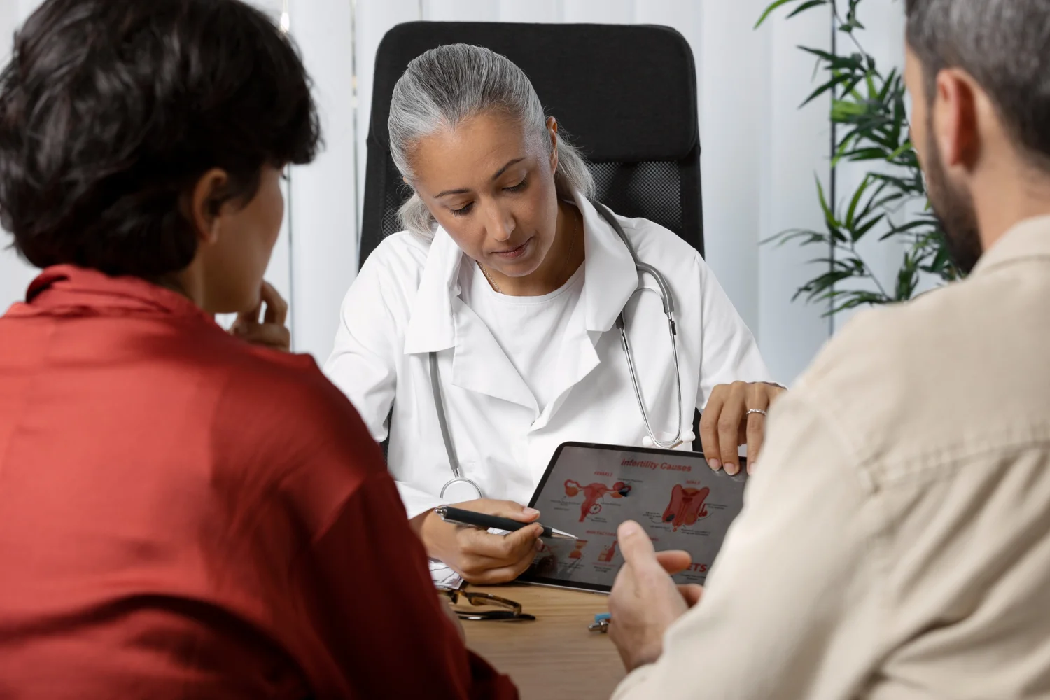 Especialista ofreciendo orientación personalizada durante una consulta médica