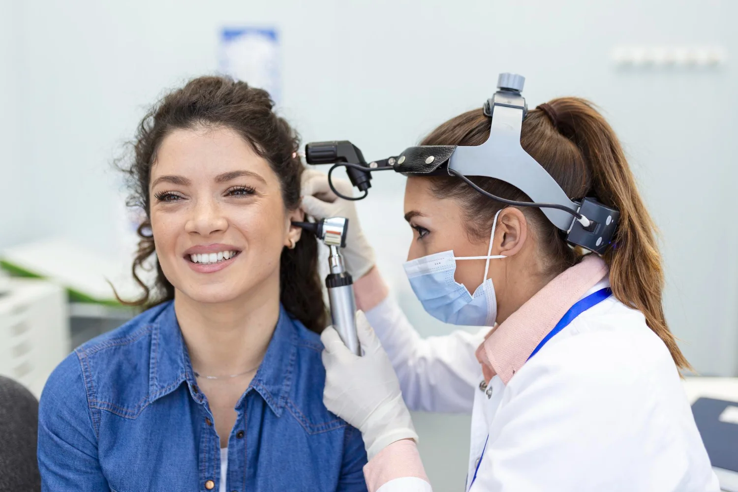 Evaluación médica del oído con otoscopio en consulta especializada