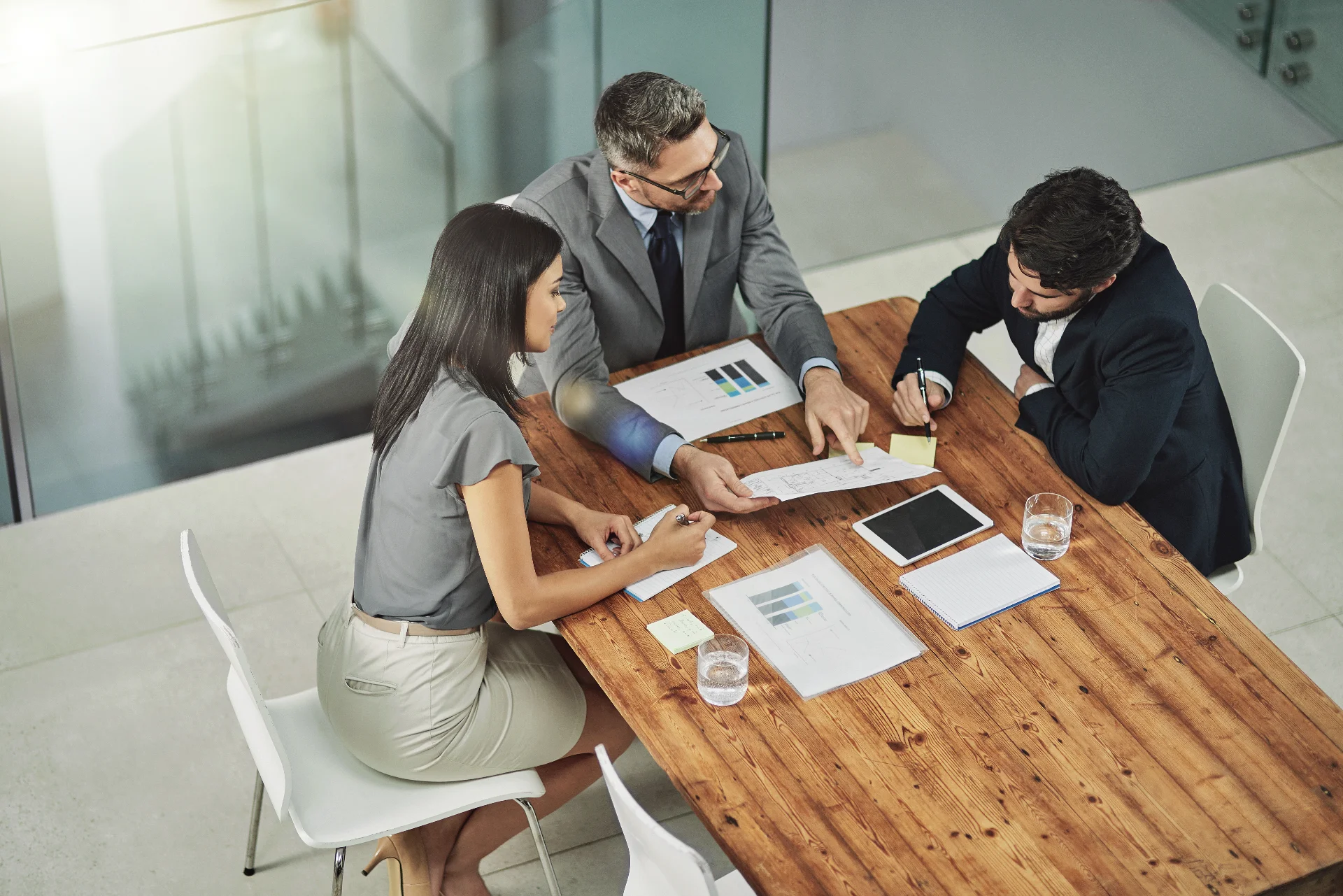 Profesionales revisando procesos y resultados durante una sesión de consultoría empresarial