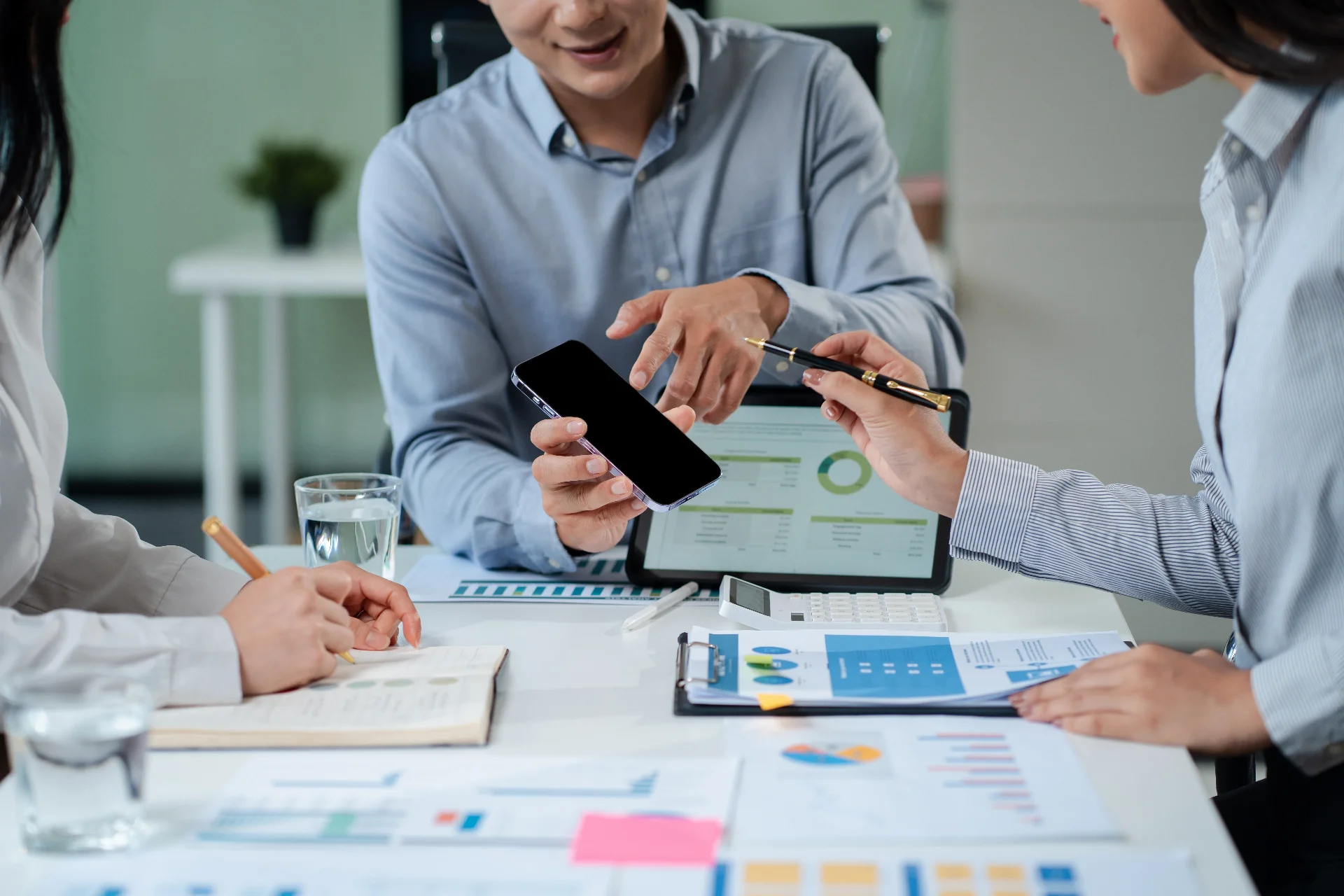 Equipo empresarial analizando indicadores y procesos con dispositivos digitales