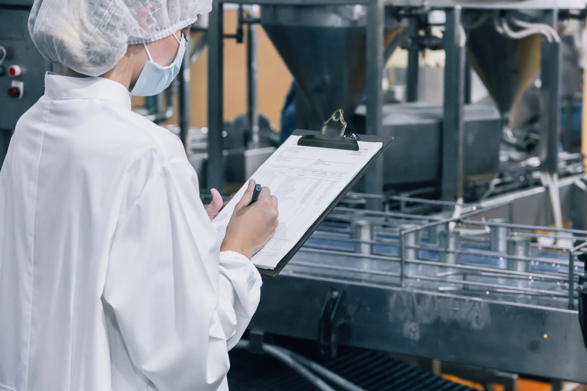 Supervisión de calidad e inocuidad en una planta de producción alimentaria