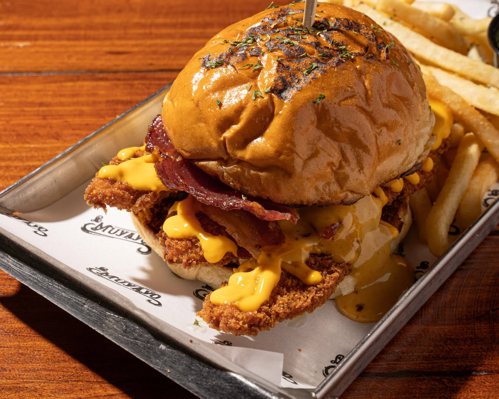 Hot dog cargado con toppings de food truck