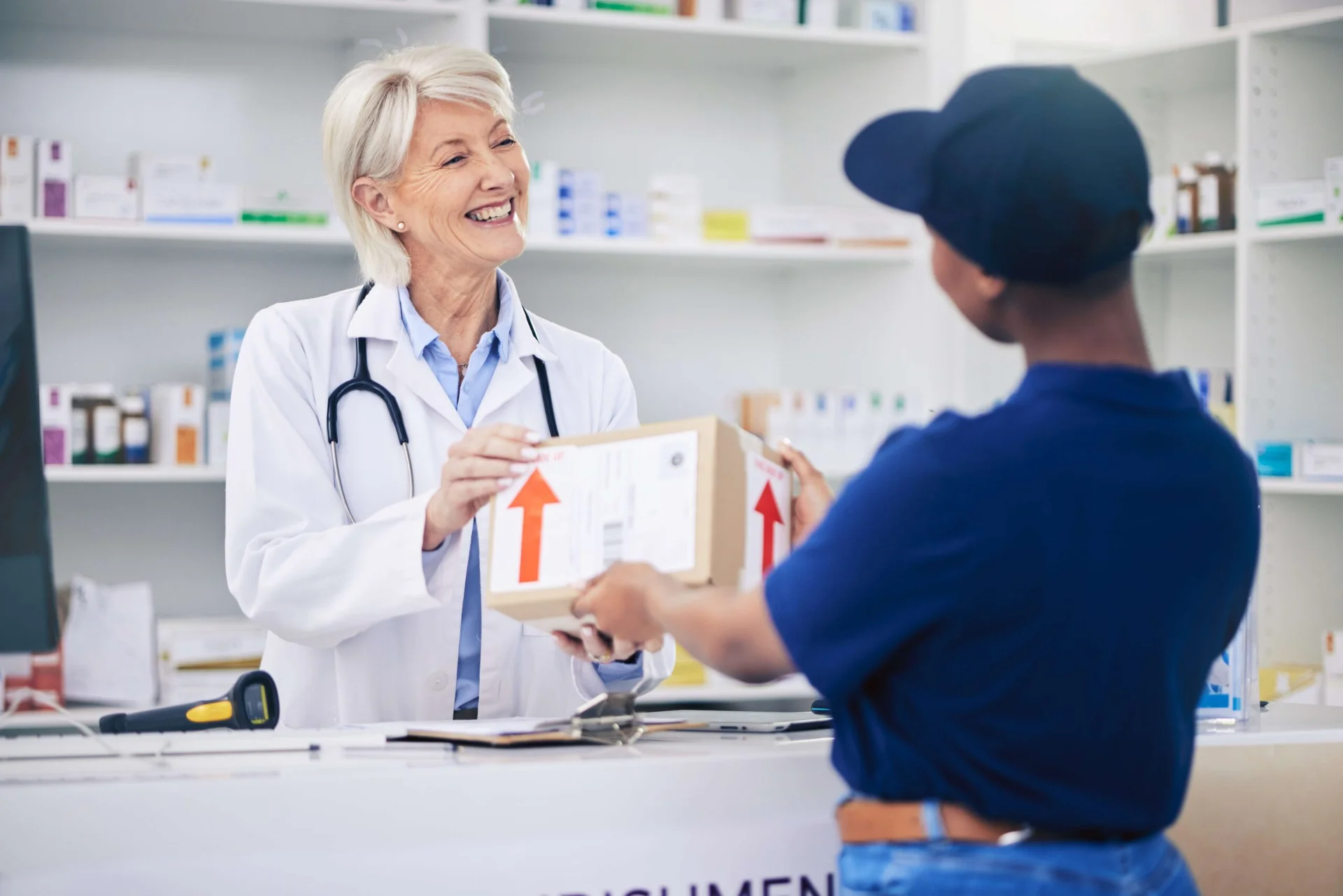 Entrega de productos a una profesional de la salud en una farmacia