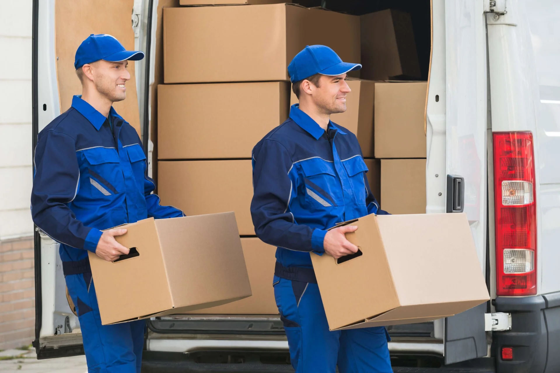 Equipo de distribución preparando el despacho de pedidos