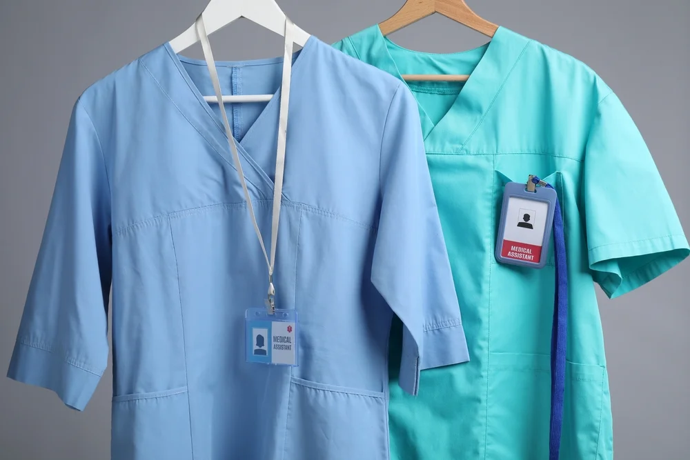Uniformes colgados con detalle de bolsillo y aplicación