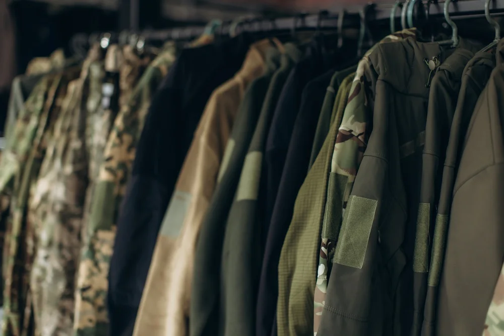 Uniformes operativos colgados en el taller