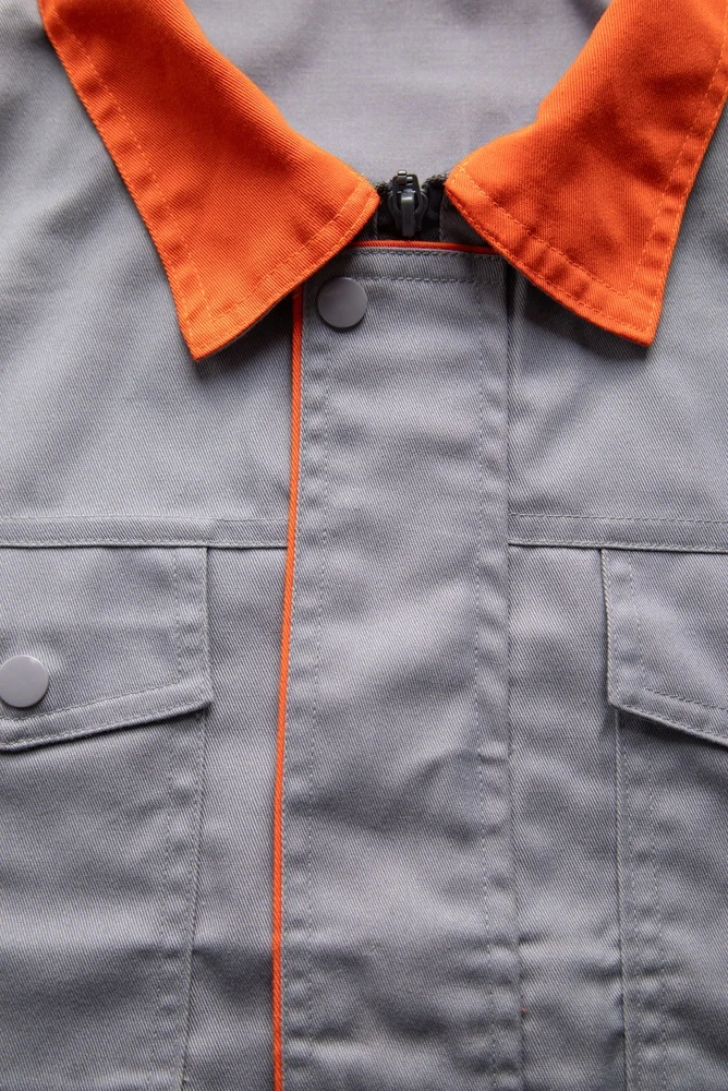 Detalle de bolsillos y acabados de una chaqueta de trabajo