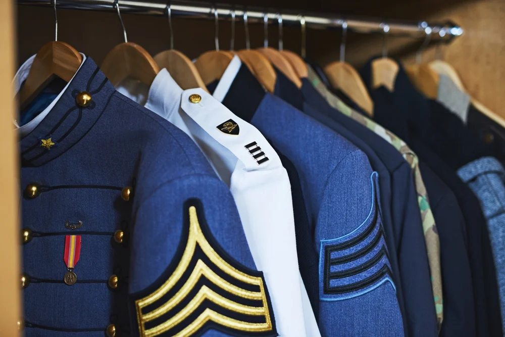 Uniformes de seguridad y conserjería con distintivos