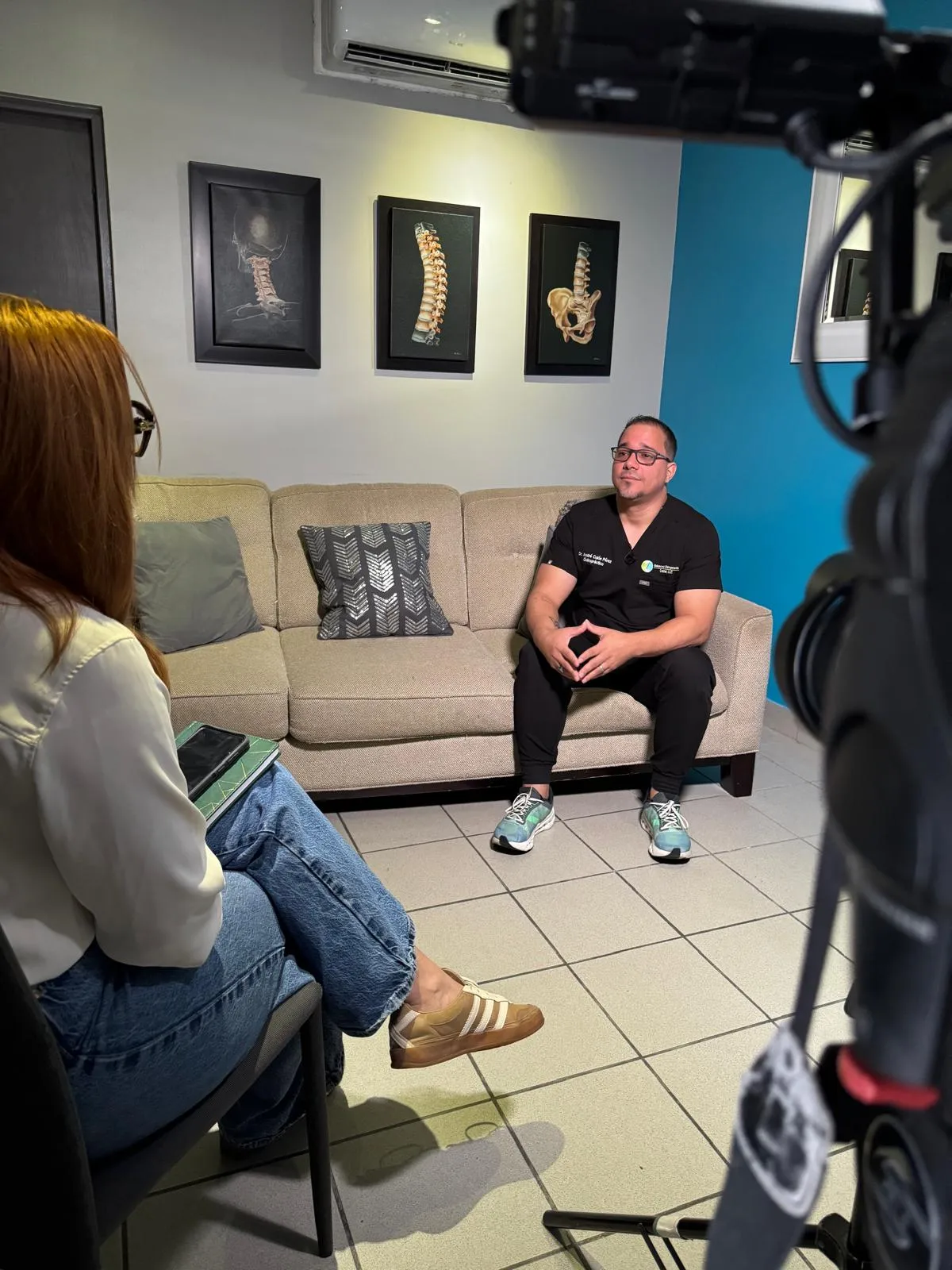 Sesión de ajuste quiropráctico en camilla