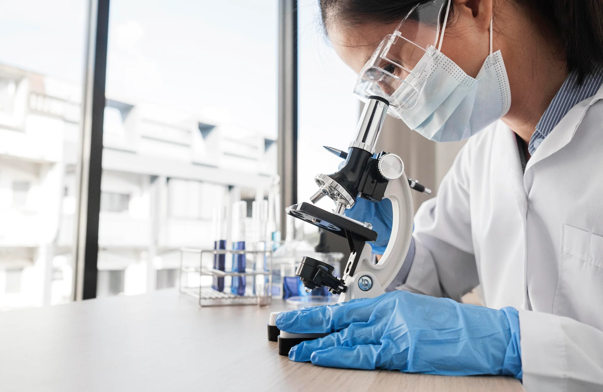Profesional del Laboratorio Clínico Escénico atendiendo pacientes en Arecibo