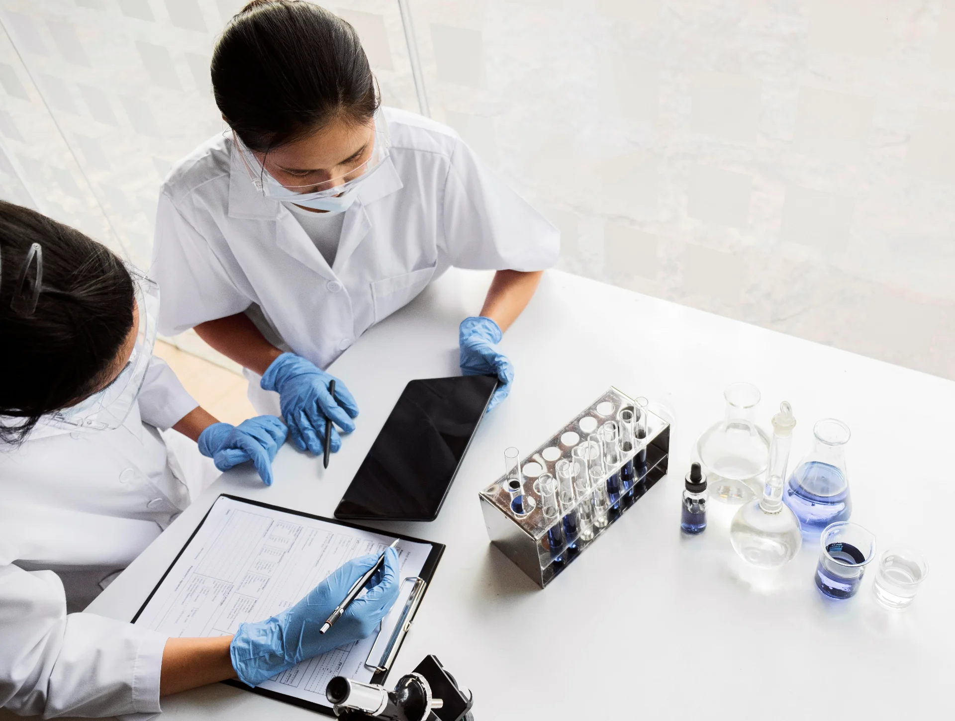 Servicio de atención al paciente en el laboratorio clínico
