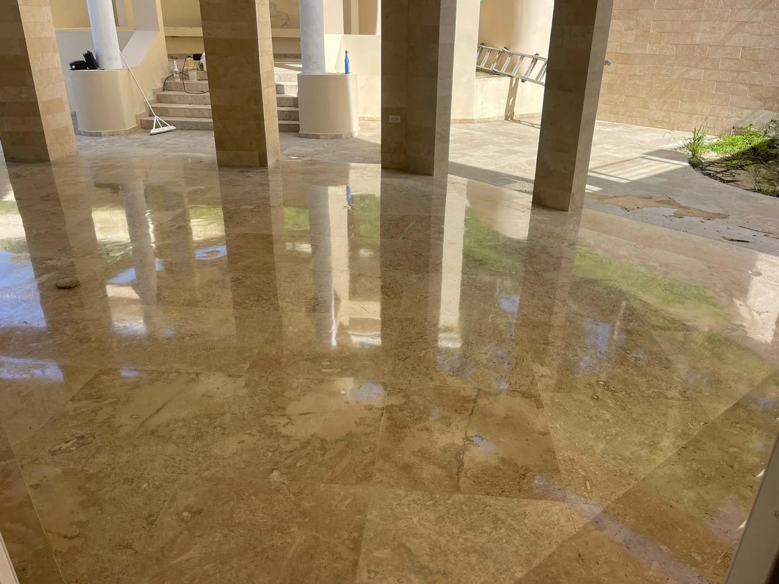 Piso de concreto pulido y abrillantado con técnicas profesionales avanzadas