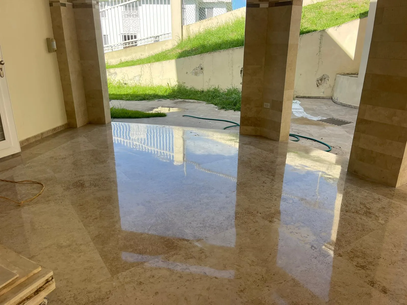 Pulido y restauración de pisos de piedra natural con sellado protector premium