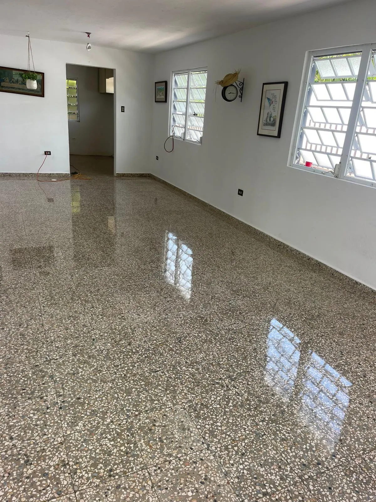 Piso de terrazo pulido profesionalmente con acabado brillante espejo de alta durabilidad en Puerto Rico