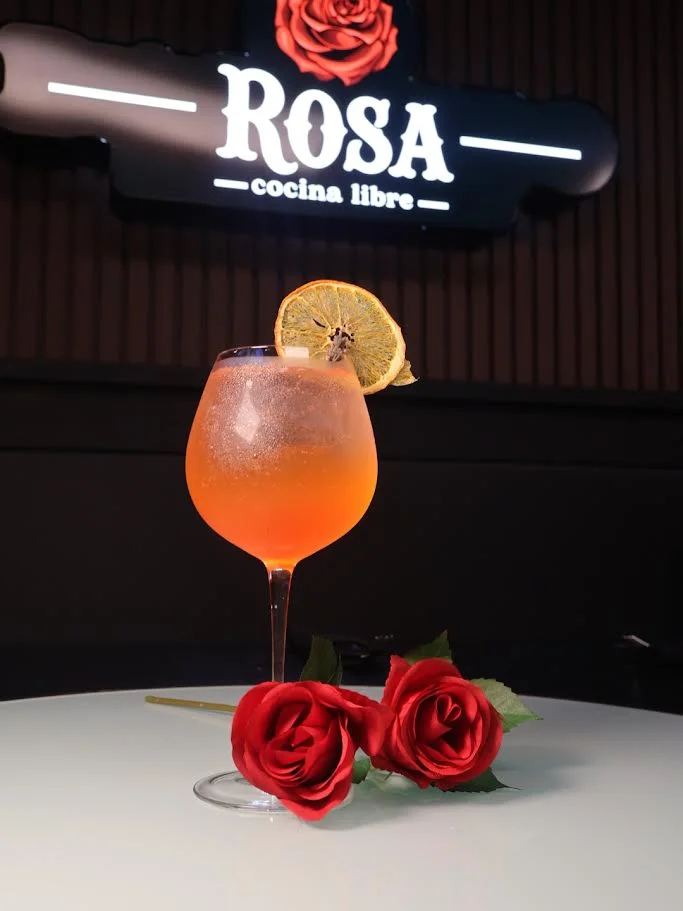 Plato de autor servido en Rosa Cocina Libre