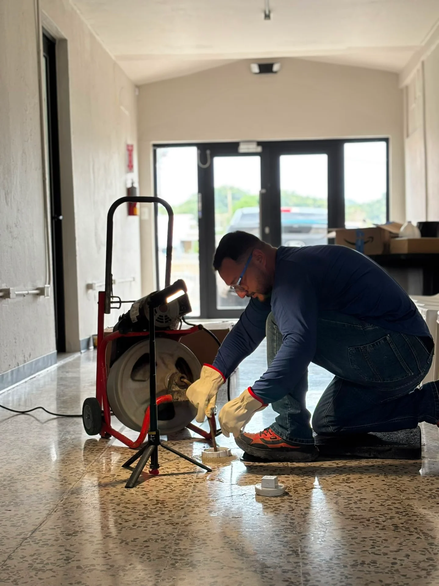 Plomero profesional de SBM Plumbing realizando reparación