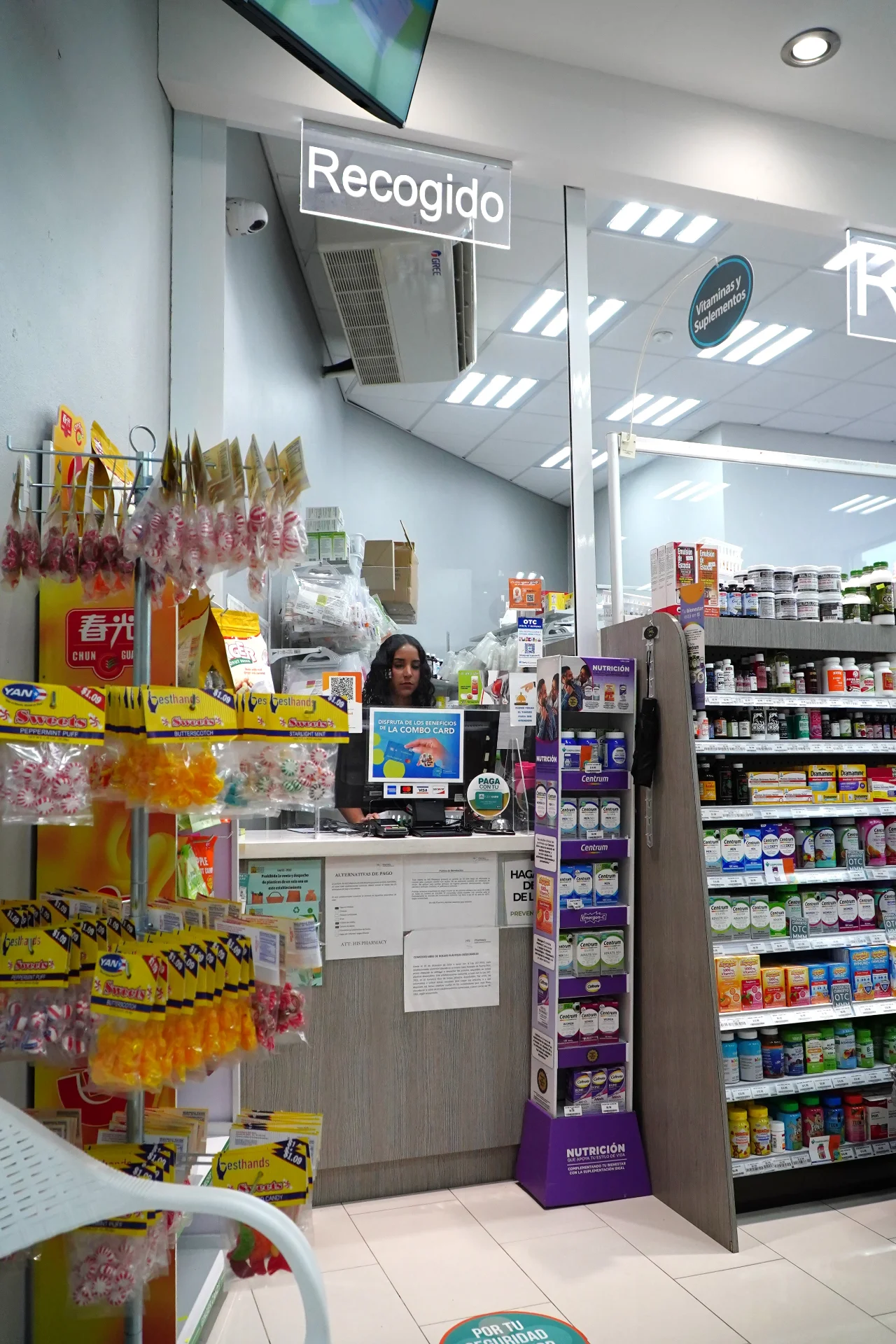 Interior de HIS Pharmacy