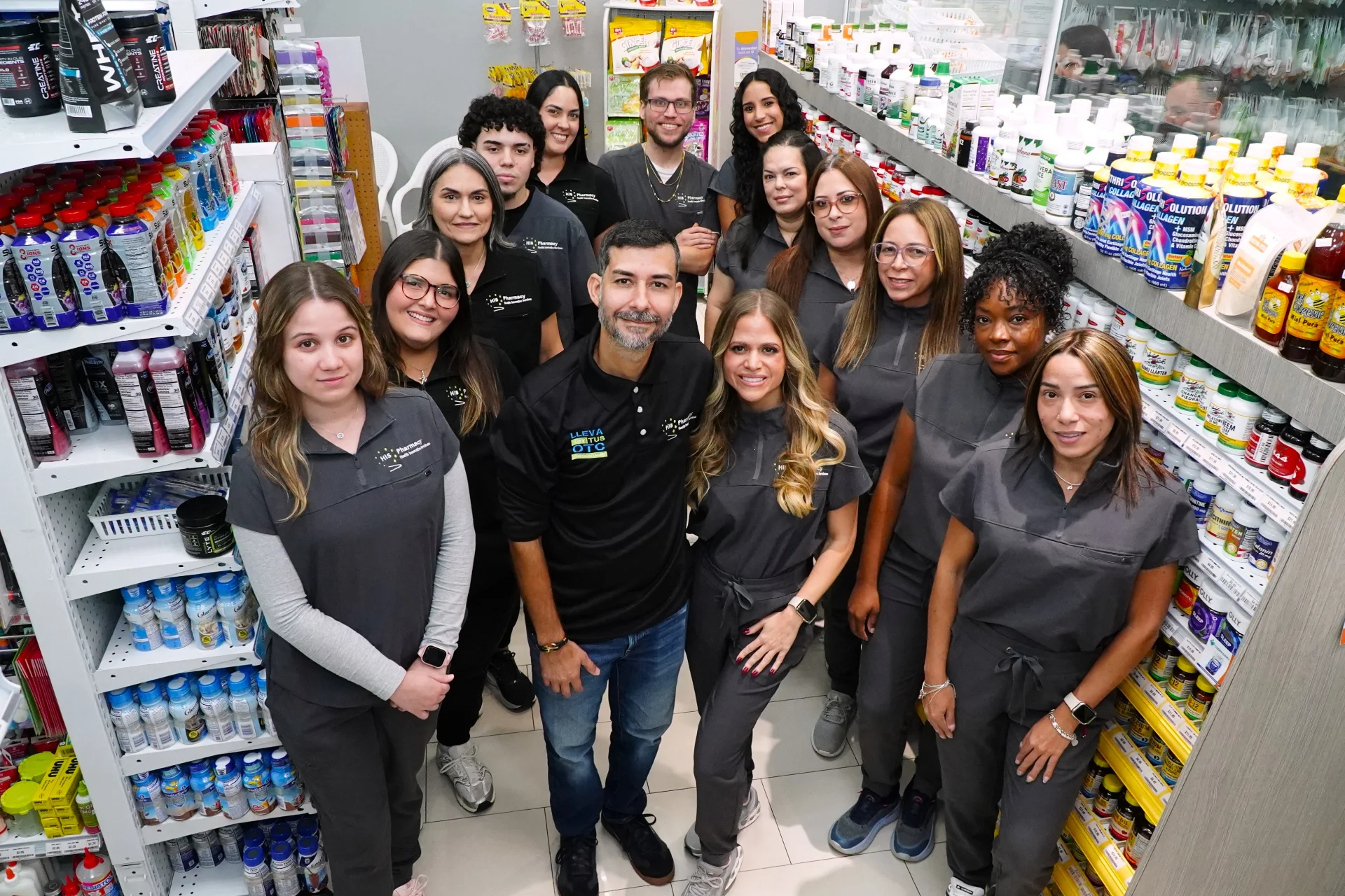 Equipo de HIS Pharmacy trabajando juntos