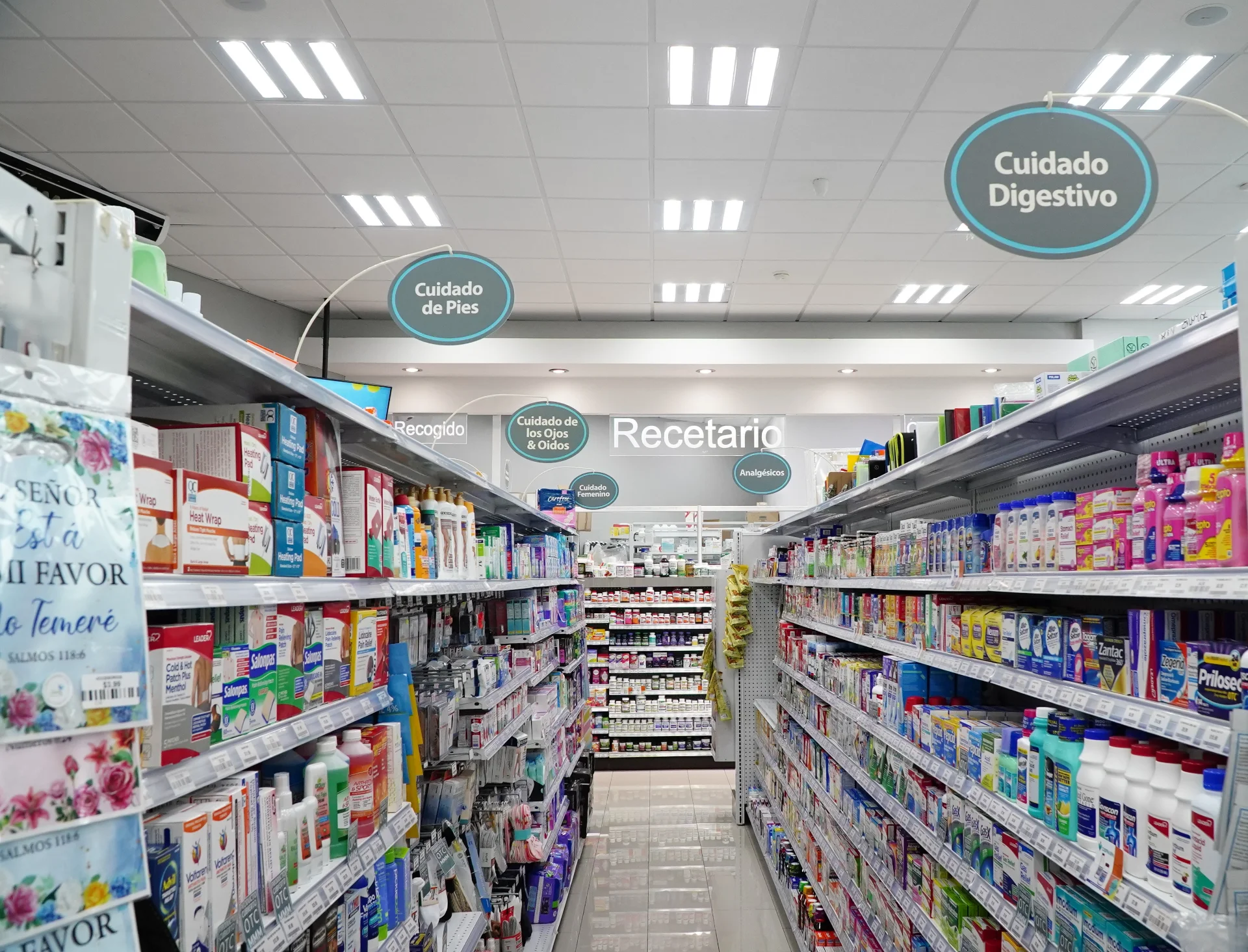 Interior de HIS Pharmacy