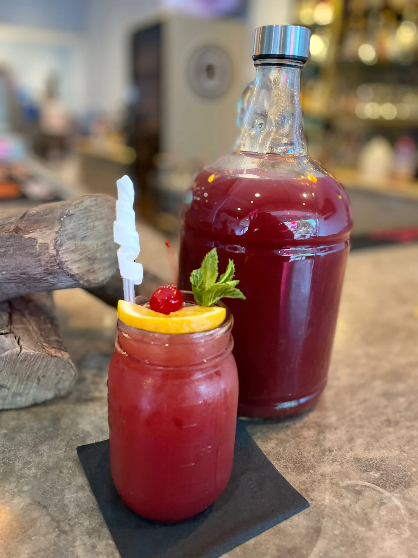 Ambiente gastronómico de La Tribu BBQ en Rincón