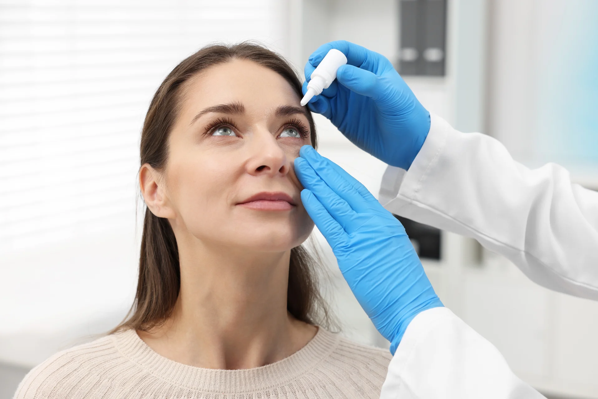 Tratamiento de ojos secos - Examen de primer plano del ojo
