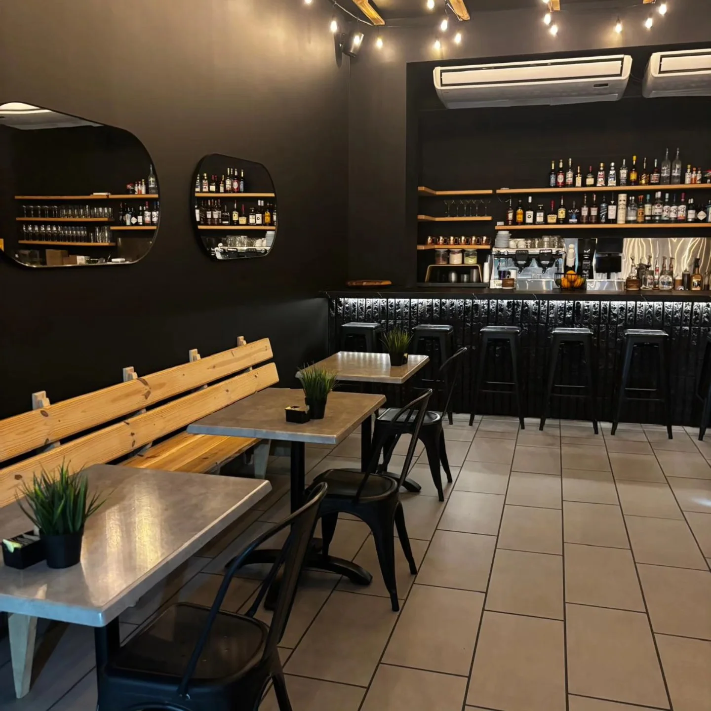 Evento privado en Salón Café con espacio para celebraciones y reuniones