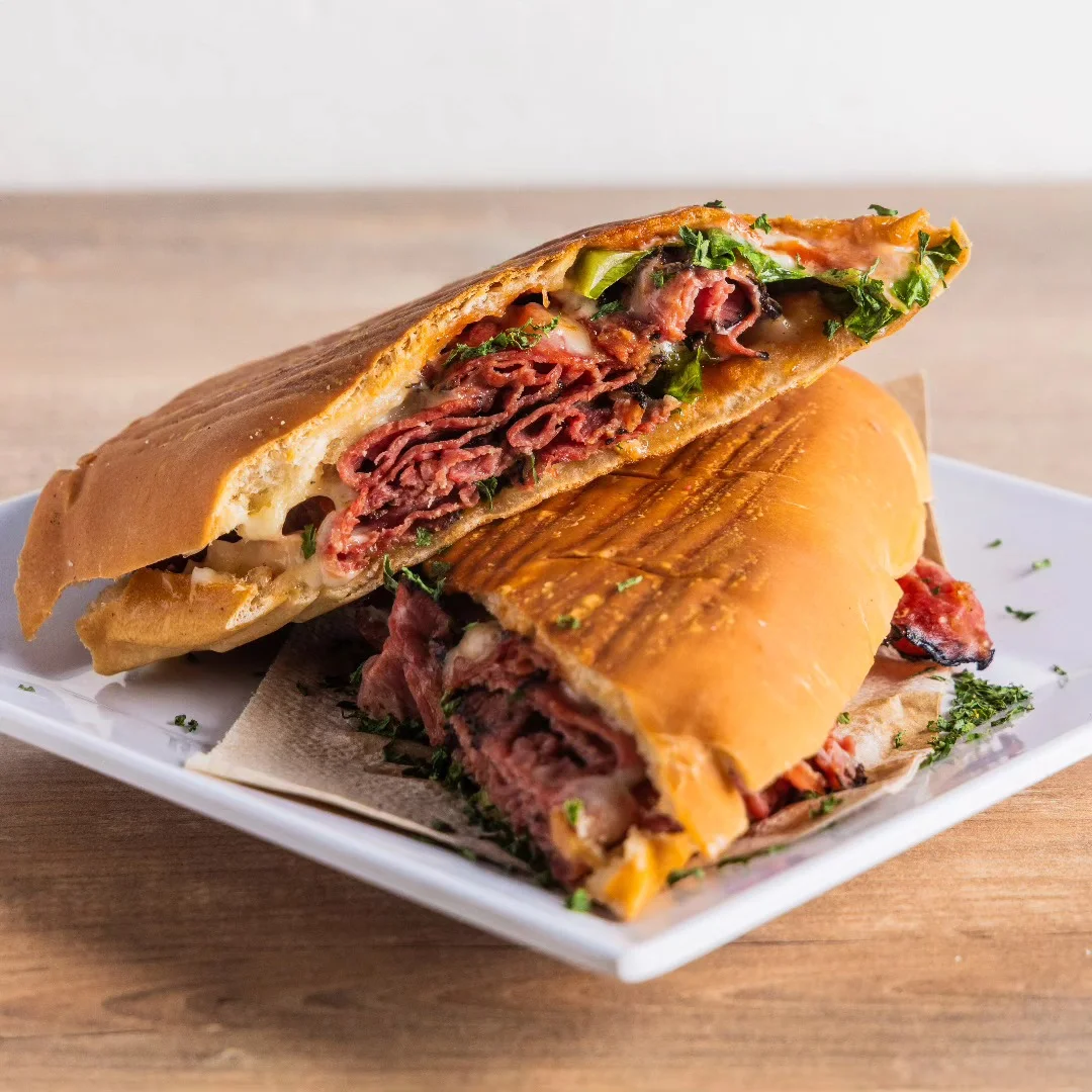 Sándwich gourmet con acompañamientos en Salón Café San Juan