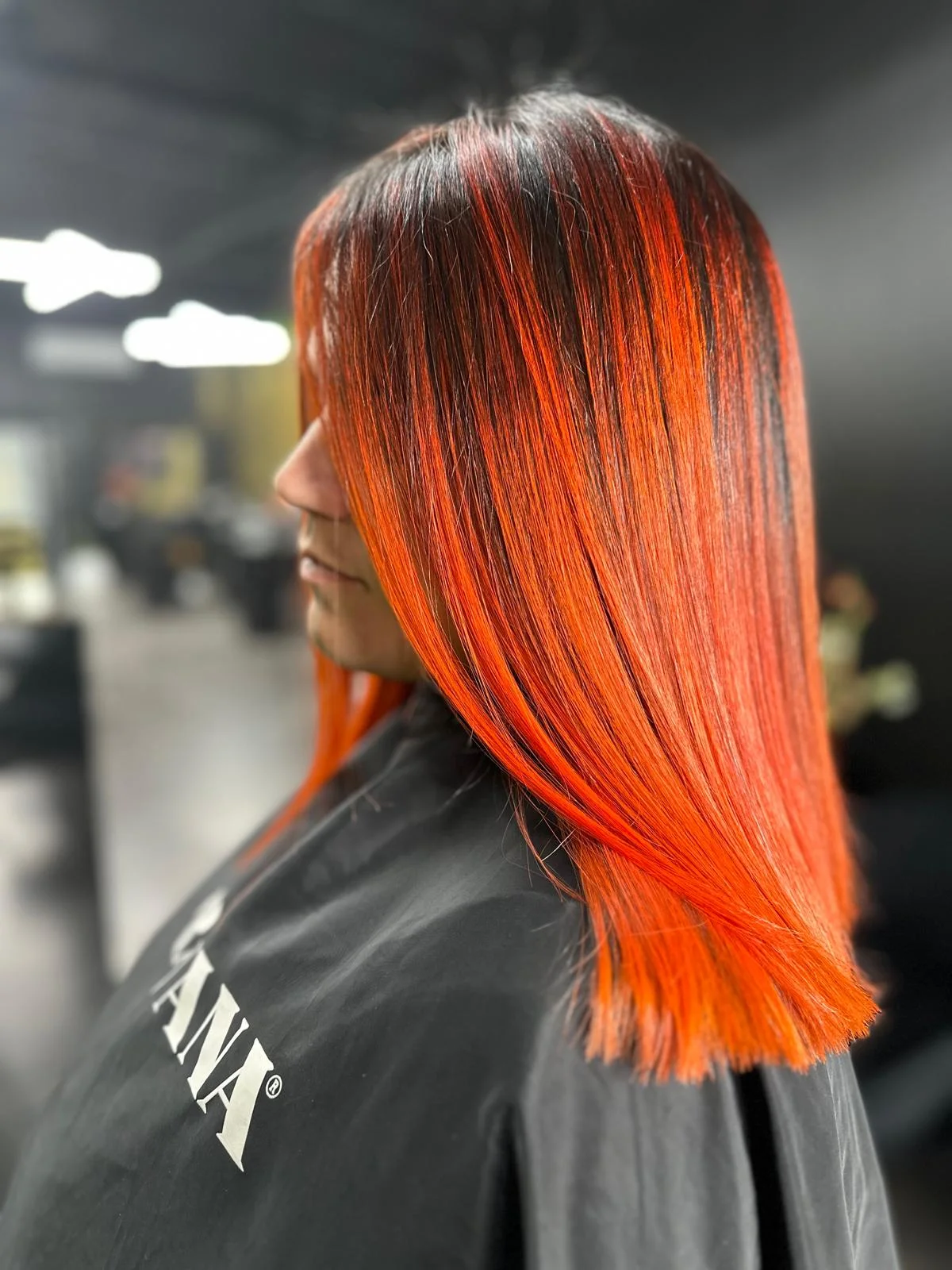 Servicio de uñas acrílicas y diseño en salón de estética