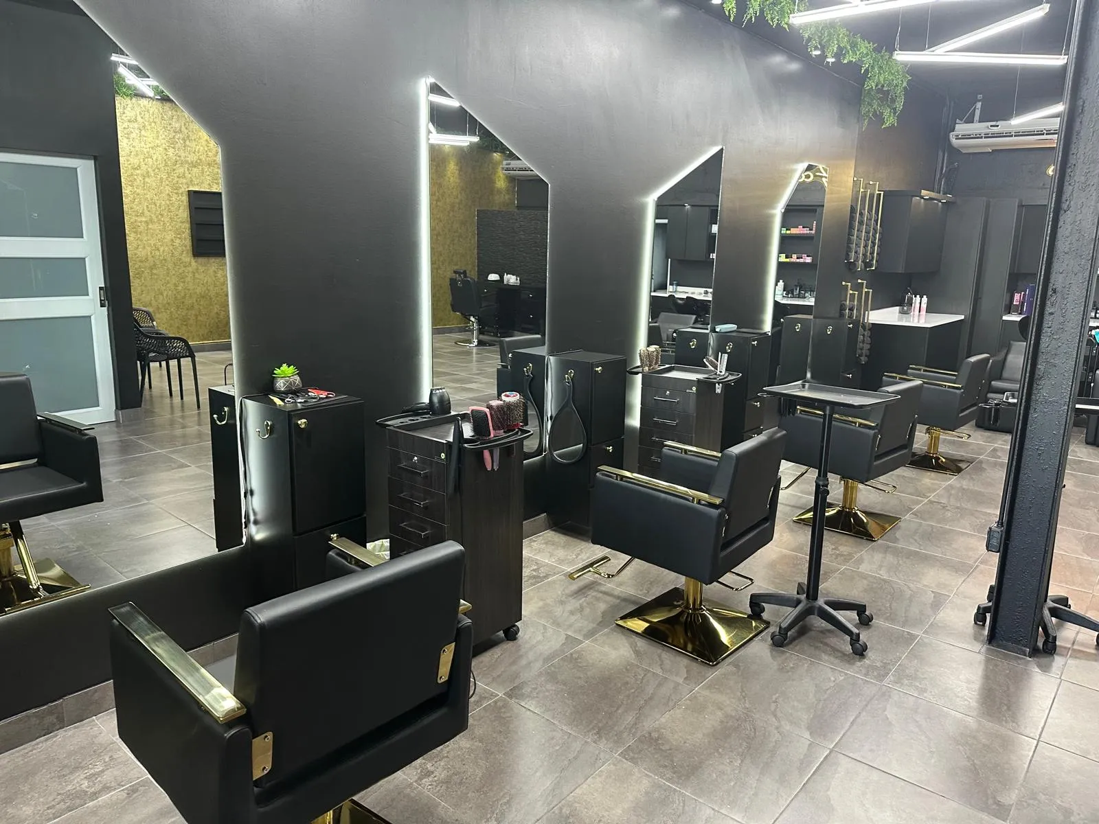 Sandra Giselle Hair Salon en Caguas Puerto Rico - Salón de belleza especializado en keratina, corte, tinte, uñas y estética