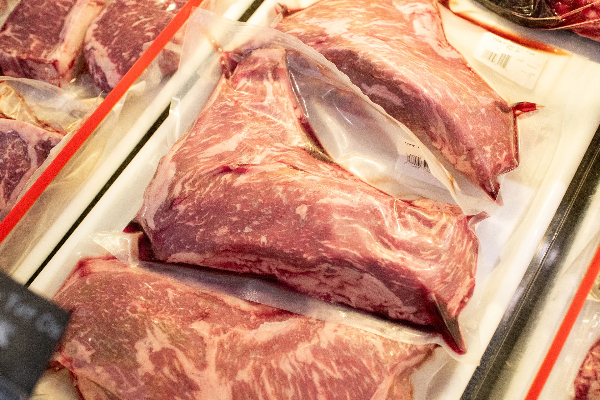 Variedad de quesos y embutidos gourmet del Meat Market